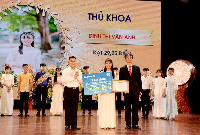 ‘Kiến thức là vũ khí, đề thi là đối thủ và chúng ta không có đồng đội’